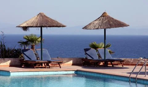 Chairs by the pool on the coast Stockfoto's