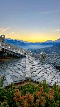 Chalet Rooftops at Sunset Over Alpine Mountains in Crans-Montana, Switzerland Foto stock