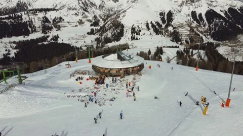 Chalet in ski slopes, aerial view Vídeo Stock 290447818