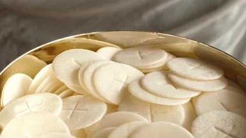 A chalice goblet full of communion hosts rotating turning Vídeo Stock 136474530