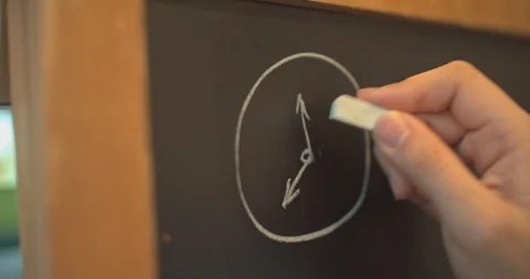 Chalk on the blackboadr clock 動画素材 99118663