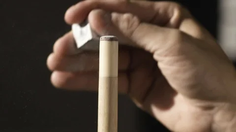 Chalk on que in slow motion Vídeos de archivo 106733744