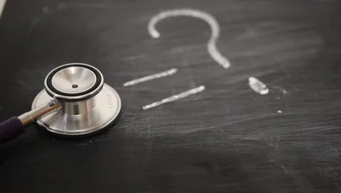 Chalk a question mark, a concept of doubt, indecision in the business choice Vídeo Stock 149031587