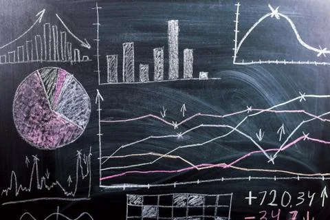 On the chalkboard drawn graphics and patterns of growth and reduction of cryp 스톡 사진