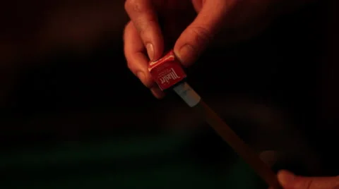 Chalking a Pool Cue Stockbeeldmateriaal 42428904