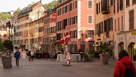 Chambery, tilt up view of the main pietonal street Видео 80316074