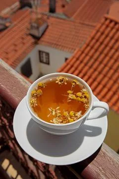 Chamomile tea overlooking the tiled roofs Foto stock