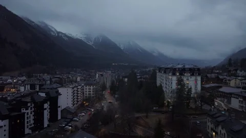 Chamonix Alpine Town Viewed from Above at Dusk in Winter Vidéo 330960351