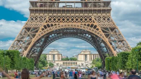 Champ de Mars and the Eiffel Tower timelapse in a sunny summer day. Paris, Fr Stock Photos
