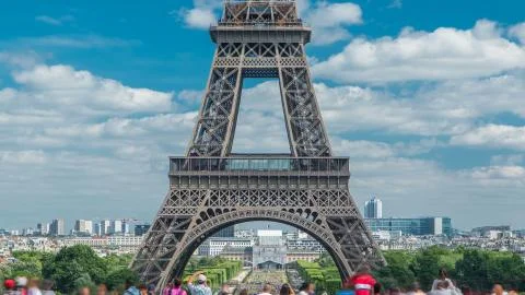Champ de Mars and the Eiffel Tower timelapse in a sunny summer day. Paris, Fr Stock Photos