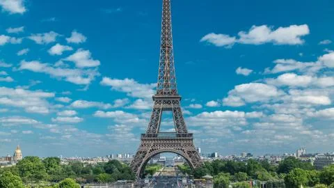 Champ de Mars and the Eiffel Tower timelapse in a sunny summer day. Paris, Fr Stock Photos