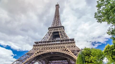 Champ de Mars and the Eiffel Tower timelapse hyperlapse in a sunny summer d.. Stock Photos