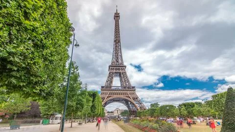 Champ de Mars and the Eiffel Tower timelapse hyperlapse in a sunny summer day Foto stock