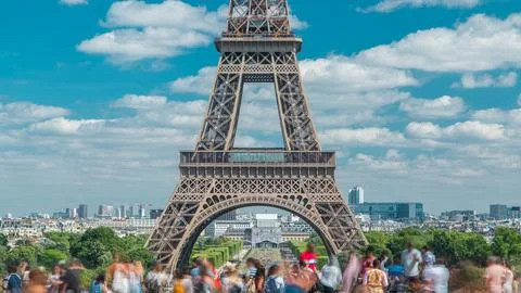Champ de Mars and the Eiffel Tower timelapse in a sunny summer day. Paris, Fr Stock Photos