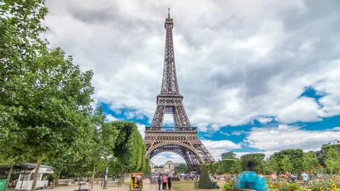 Champ de Mars and the Eiffel Tower timelapse hyperlapse in a sunny summer day 스톡 사진
