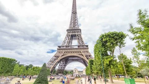 Champ de Mars and the Eiffel Tower timelapse hyperlapse in a sunny summer d.. Foto stock