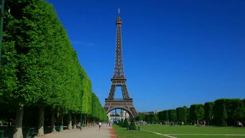 Champ de Mars Park and the Morning Eiffel Tower 動画素材 332458350