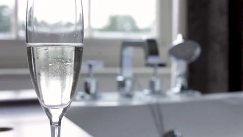 Champagne bath pull focus Stock Footage 170932283
