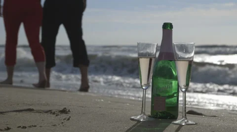 Champagne at the beach 스톡 동영상 32702853