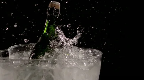 Champagne bottle Vídeos de archivo 11863610