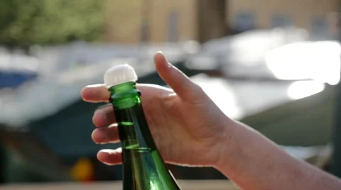 Champagne bottle opens 1022 Vidéo 50294106