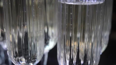 Champagne bubbles in a glass close-up. Vídeo Stock 142267936