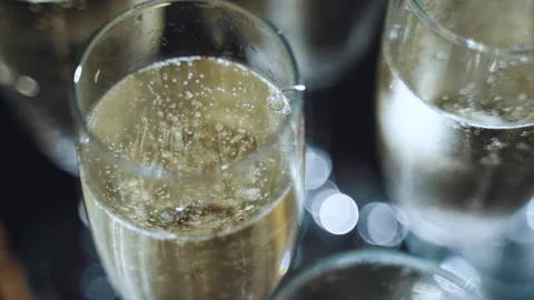 Champagne bubbles in glasses in slow motion Vídeos de archivo 155267090