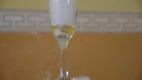 Champagne fall Видео 91241331