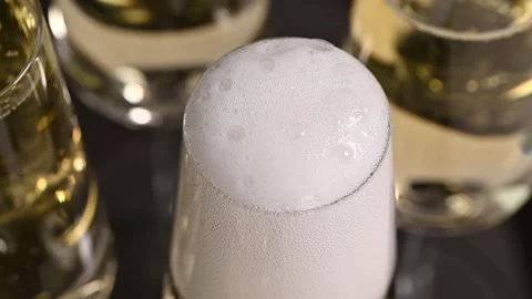 Champagne foam close-up Vídeo Stock 261278721
