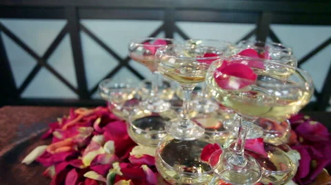 Champagne in glasses Vídeo Stock 56748866