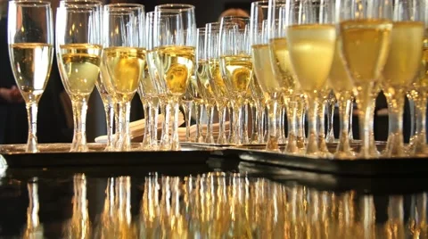 Champagne glasses low shot reflection Vídeos de archivo 57096103