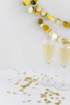 Champagne glasses with spangles table Foto stock