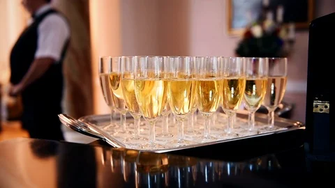 Champagne glasses on a tray at a reception Vídeos de archivo 91431436