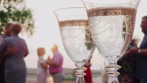Champagner on Glass Table with Bokeh background. People dance on background. 스톡 동영상 170822649
