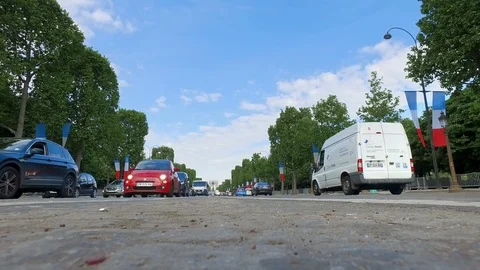 The Champs Elysee trafic toward Triumphal Arch in Paris Vidéo 98996621