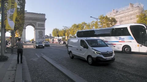 Champs Elysees and Arc de Triomphe on a sunny, summer day in Paris, France 스톡 동영상 258602518