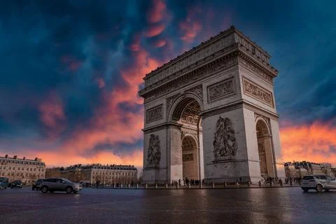 Champs-Elysees and Arc de Triomphe at sunset in Paris, France. Foto stock
