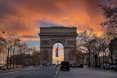 Champs-Elysees and Arc de Triomphe at sunset in Paris, France. Foto stock