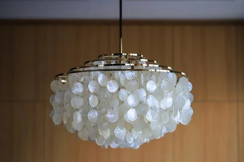 Chandelier hanging from the ceiling Stockfoto's