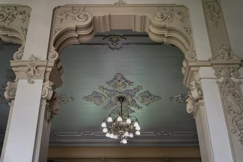 Chandelier hanging from the ceiling with Pillars inside of The main Bang Kh.. Foto stock