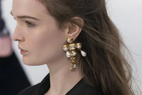  Chanel Fall 2020 Ready-to-Wear catwalk at Paris Fashion Week Chanel Fall ... Stock Photos