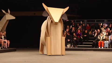 Chanel presents its spring-summer 2023 Haute Couture collection in Paris, París, Stock Footage 231233458