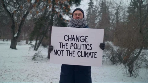Change the Politics not the Climate one caucasian man strike in park Vidéo 128002304