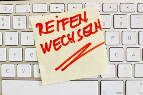 Change tires: note on computer keyboard Stock-Fotos