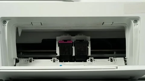 Changes cartridges in the printer. 動画素材 257799041