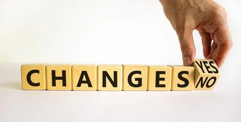 Changes yes or no symbol. Businessman turns a wooden cube and changs words ch Foto stock