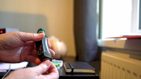 Changing the 18650 battery in an electronic cigarette e-cig Vidéo 163045005