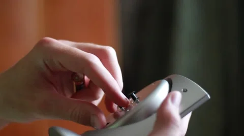 Changing a battery in clock 動画素材 64621502