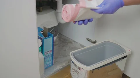 Changing the bin liner in the kitchen Video stock 91031225