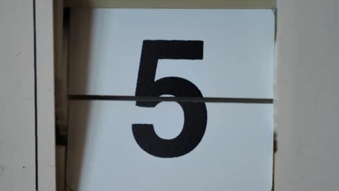 Changing the calendar numbers on the watch. Video stock 305272650